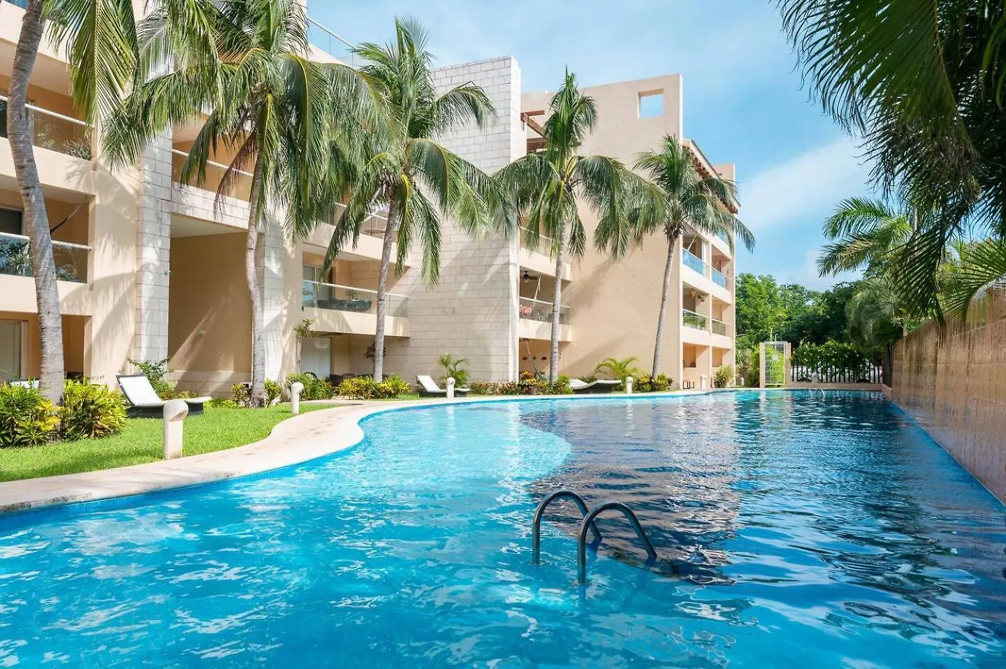 Relax, With Our Beautiful Gardens, Large Pool And Just Steps From The Beach And Lagoon Puerto Aventuras Apartment