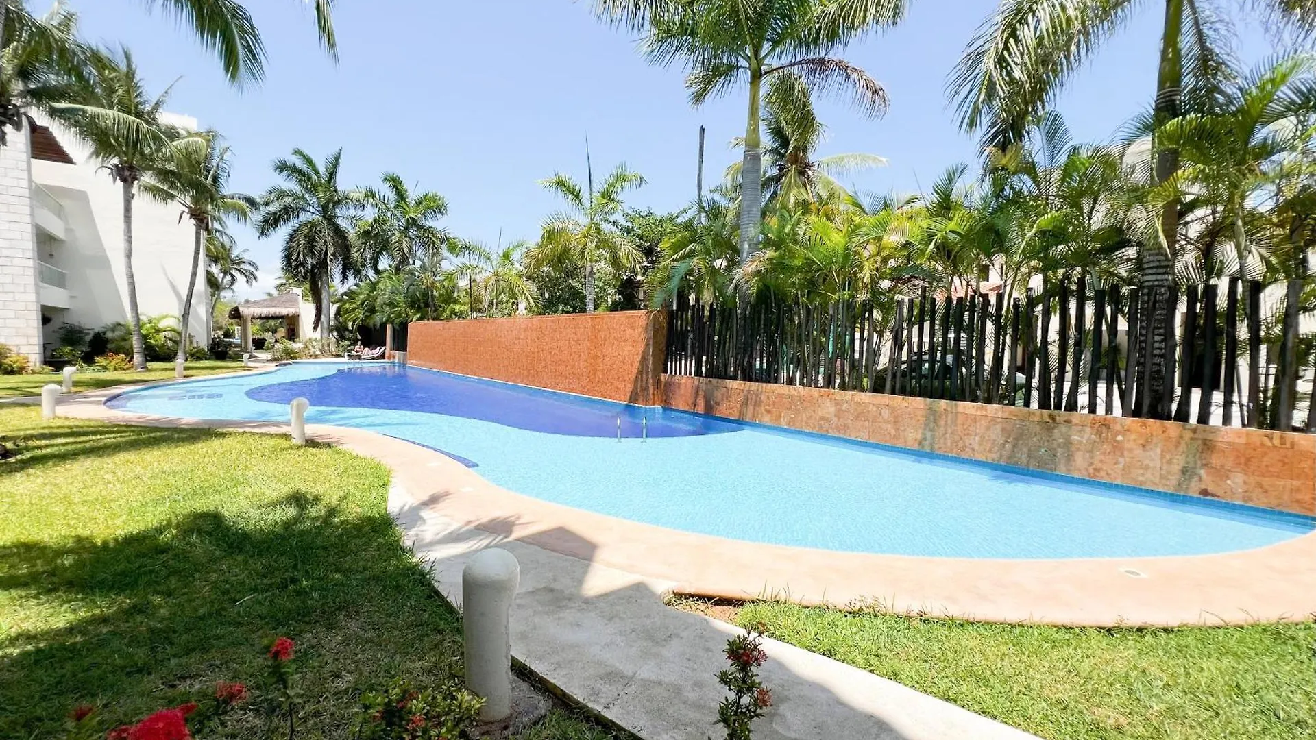 Relax, With Our Beautiful Gardens, Large Pool And Just Steps From The Beach And Lagoon Puerto Aventuras