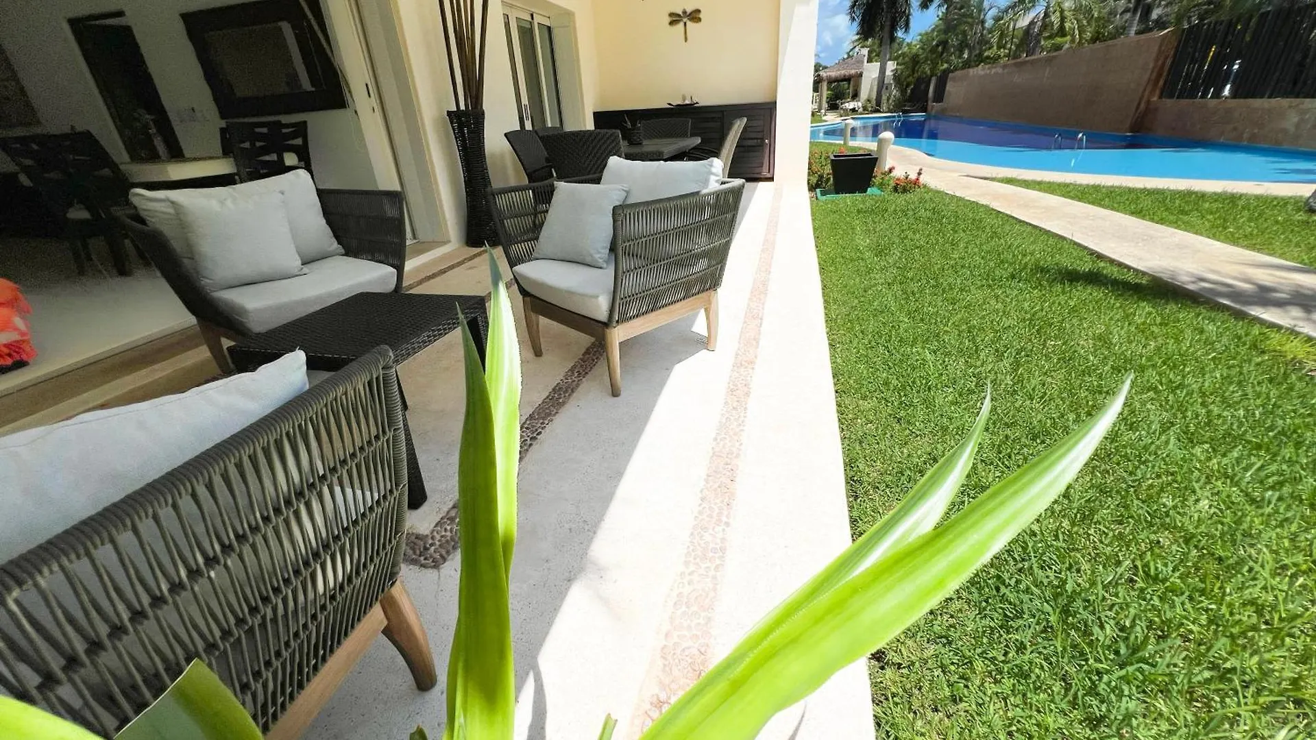 Relax, With Our Beautiful Gardens, Large Pool And Just Steps From The Beach And Lagoon 普托阿范特拉斯 公寓